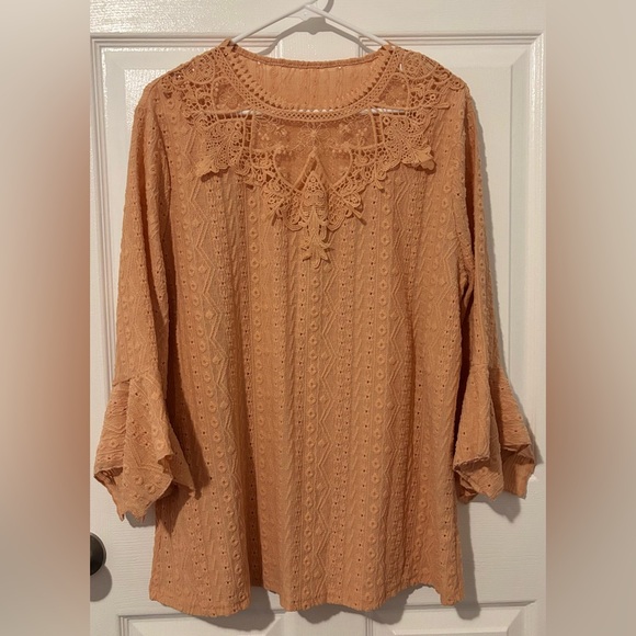Tops - EUC Peach Textured Top with Lace